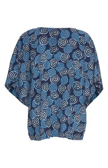 Blaues Oberteil mit weißen und hellblauen Spiralmustern, lockere Passform, kurze Fledermausärmel, Rundhalsausschnitt, keine sichtbaren Verschlüsse