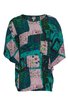 Locker geschnittenes Oberteil mit Fledermausärmeln, gemustert mit großen rechteckigen Flächen in türkis, rosa, dunkelgrün, florale Details, rundem Halsausschnitt, gerade Form