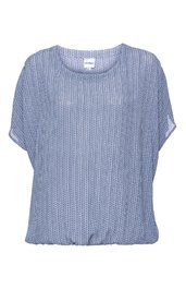 Bluse in Taubenblau mit feinem Punktmuster, Rundhalsausschnitt, kurzer weiter Fledermausärmel, lockere Form mit elastischem Saum