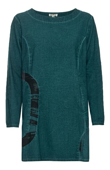 Dunkelgrünes Kleid mit langem Arm, Rundhalsausschnitt, schlanke Passform, auf linker Seite schwarzes grafisches Muster, knieumspielende Länge, seitliche Nahtdetails