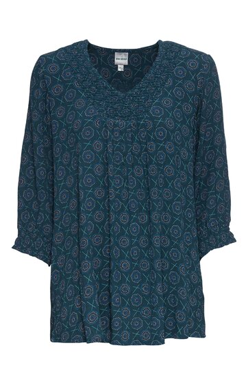 Damenbluse marineblau mit rundem Ausschnitt, allover Muster aus kreisförmigen Ornamenten, 3/4-Ärmel mit Rüschensaum, locker fallend