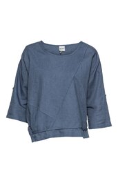 Locker geschnittenes Damenoberteil in rauchblau, unifarben, asymmetrische Teilungsnähte vorn, 3/4-Ärmel mit Riegel und Knopf, Rundhalsausschnitt, lockeres Bündchen am Saum