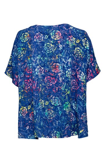 Bluse in dunklem Blau mit buntem Blumenmuster, kurze weite Ärmel, lockere Passform, runder Ausschnitt ohne Kragen