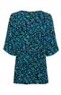 Damenbluse dunkelblau mit kleinem türkisblauem und hellblauem Blumenmuster, V-Ausschnitt, halblange weit geschnittene Ärmel, figurbetonte Form