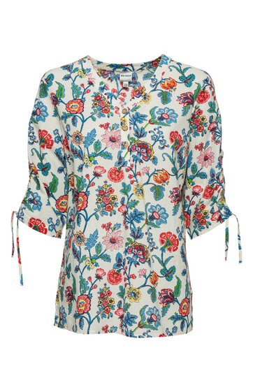 Weiße Bluse mit floralem Muster in Rot, Blau, Orange und Grün, dreiviertellange Ärmel mit Kordelzug, Rundhalsausschnitt, gerader Schnitt