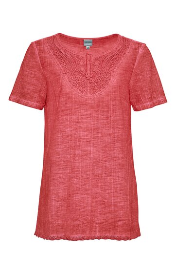 Korallenrotes Damen-T-Shirt mit Rundhalsausschnitt, kurzen Ärmeln, feiner Struktur und dekorativer Lochstickerei am Ausschnitt, gerade geschnitten, normale Länge