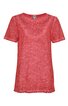 Korallenrotes Damen-T-Shirt mit Rundhalsausschnitt, kurzen Ärmeln, feiner Struktur und dekorativer Lochstickerei am Ausschnitt, gerade geschnitten, normale Länge