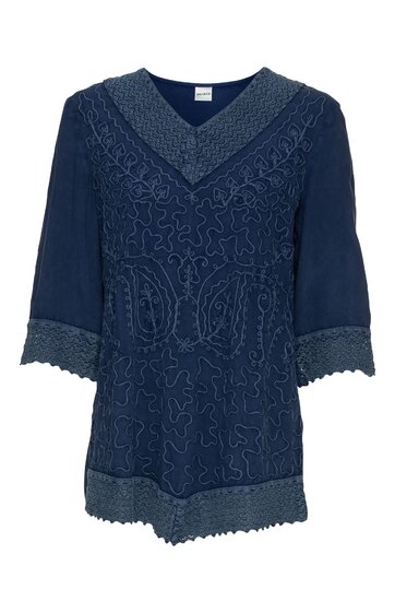 Dunkelblaue Damenbluse mit Ton-in-Ton floraler Spitzenstickerei, V-Ausschnitt mit breitem Spitzenbesatz, 3/4-Arm mit Spitzenabschluss, gerade geschnitten, Spitzenborte am Saum