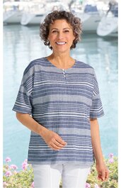 Kurzärmliges Shirt in Graublau und Weiß mit horizontalen Streifen, Rundhalsausschnitt, lockere Passform, getragen von stehender Frau vor Wasser und Booten