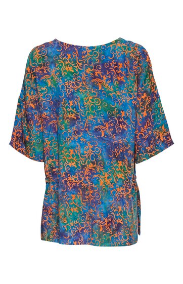 Oversize Bluse in Blau mit orangefarbenem und grünem Ornamentmuster, rundhalsausschnitt, halblange weite Ärmel, gerade geschnittener Saum mit Seitenschlitzen
