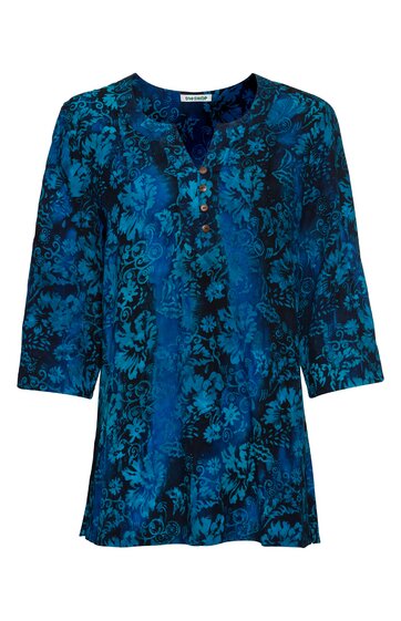 Damenbluse in petrolblau mit dunklem Blumenmuster, Rundhalsausschnitt mit kurzer Knopfleiste, Dreiviertelärmel, gerade geschnitten