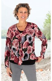 Strickjacke in Bordeauxrot und Schwarz mit großem floralen Rosenmuster, V-Ausschnitt, Knopfleiste, lange Ärmel, getragen von lächelnder stehender Frau