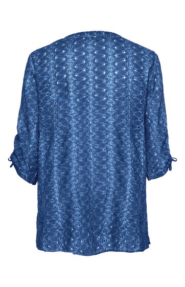 Blaues Damenblusenshirt mit floralem Lochmuster, halblange Ärmel mit Bindeband, gerade geschnitten, ohne sichtbaren Kragen