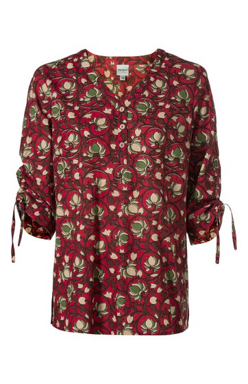 Damenbluse dunkelrot mit floralem Muster in Hellrosa und Grün, V-Ausschnitt mit Knopfleiste, lange Ärmel mit Aufschlag und Band zum Binden, kastige Passform