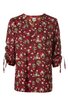 Damenbluse dunkelrot mit floralem Muster in Hellrosa und Grün, V-Ausschnitt mit Knopfleiste, lange Ärmel mit Aufschlag und Band zum Binden, kastige Passform