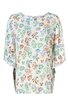 Damenbluse in Weiß mit floralem Muster in Blau, Grün und Braun, rundem Ausschnitt, dreiviertellange weite Ärmel, lockere gerade Form