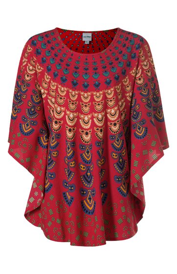 Rotes Poncho-ähnliches Oberteil mit blauem und goldfarbenem geometrischem Muster, runder Ausschnitt, kurze breite Ärmel, locker fallende Form