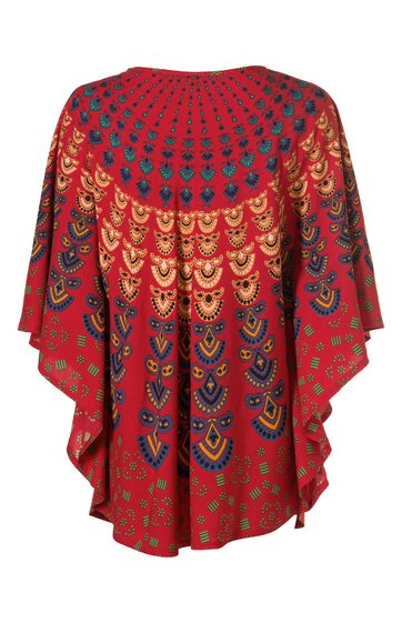Rotes Poncho-ähnliches Oberteil mit rundem Halsausschnitt, goldblaues und schwarzes ornamentales Muster, asymmetrische Form, fließender Stoff