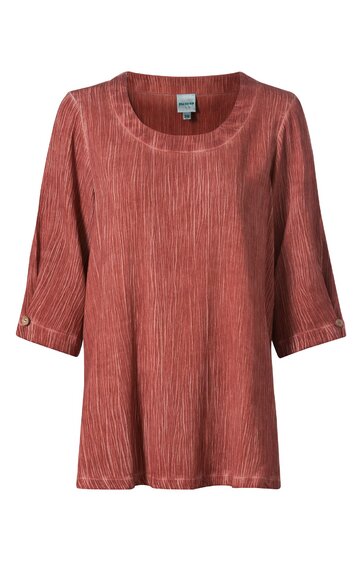 Lachsfarbenes Damenoberteil mit feinen weißen Längsstreifen, Rundhalsausschnitt, 3/4-lange Ärmel mit Knopfmanschetten, gerade geschnitten