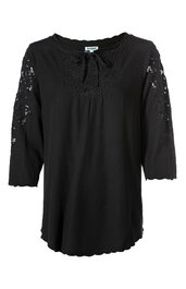 Schwarze Bluse mit Spitzenbesatz an den Ärmeln und am Ausschnitt, Rundhalsausschnitt mit Schleife zum Binden, 3/4-lange Ärmel, leicht ausgestellte Form