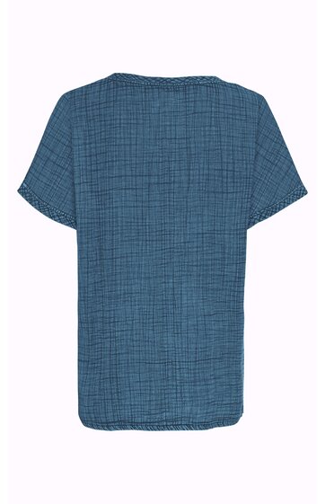 Kurzärmeliges Hemd in mittlerem Blau mit feinem Karomuster, Rundhalsausschnitt, gerade geschnitten, Rückenansicht ohne sichtbare Verschlüsse