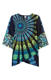 Damenbluse in Dunkelblau mit großflächigem, farbigem Mandala-Muster in Hellblau, Grün und Gelb, U-Boot-Ausschnitt, dreiviertellange, leicht ausgestellte Ärmel mit Blumenmuster, lockere Passform