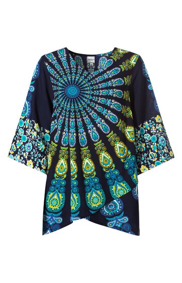 Damenbluse in Dunkelblau mit großflächigem, farbigem Mandala-Muster in Hellblau, Grün und Gelb, U-Boot-Ausschnitt, dreiviertellange, leicht ausgestellte Ärmel mit Blumenmuster, lockere Passform