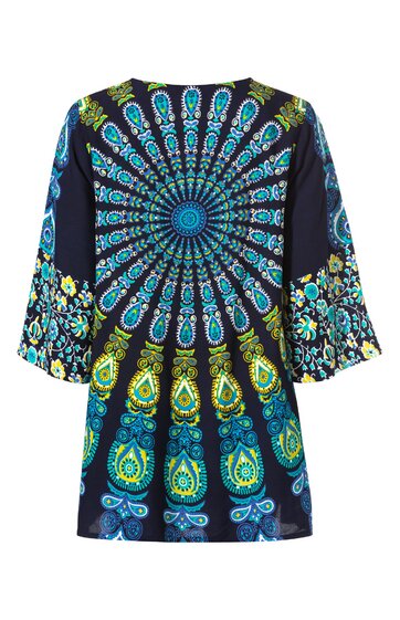 Dunkelblaues Kleid mit mehrfarbigem Mandala- und Paisleymuster in Blau, Grün, Gelb, lange gerade geschnittene Ärmel mit Volant, Rundhalsausschnitt, knielang