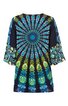 Dunkelblaues Kleid mit mehrfarbigem Mandala- und Paisleymuster in Blau, Grün, Gelb, lange gerade geschnittene Ärmel mit Volant, Rundhalsausschnitt, knielang