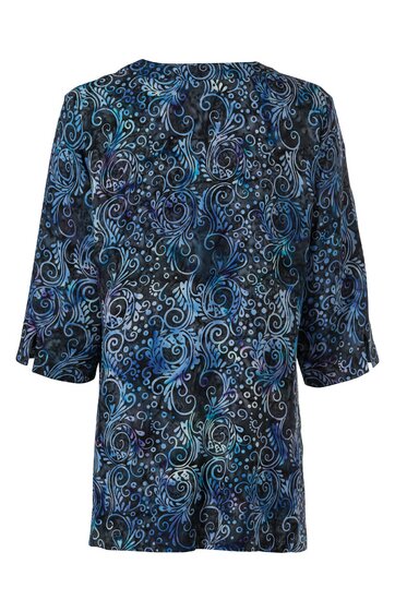 Damenbluse in dunklem Blau mit Paisley-Muster in Hellblau, Weiß und Grau, 3/4-lange Ärmel, lockere Passform, Rundhalsausschnitt, hinten abgerundet verlängert