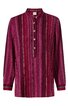 Langärmlige Bluse in Dunkelrot und Rosa, vertikale Streifen, Stehkragen, durchgehende Knopfleiste mit fünf Knöpfen, gerade geschnitten