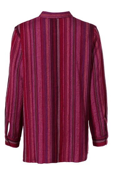Langärmliges Hemd in Purpur mit vertikalen Streifen in Dunkelrot, Rot und Schwarz, mit Kentkragen, durchgehender Knopfleiste, abgerundetem Saum, Manschetten mit Knöpfen