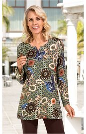 Langarmshirt in Olivgrün mit Blumenmuster in Braun, Blau und Weiß, Rundhalsausschnitt, gerade geschnitten, getragen von stehender Frau, locker sitzend