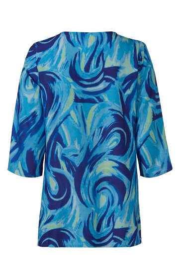 Blaues Damenoberteil mit abstraktem, dynamischem Muster in Hellblau, Dunkelblau und Türkis, gerade geschnitten, lange Ärmel, Rundhalsausschnitt