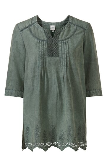 Olivgrüne Bluse mit 3/4-Ärmeln, Rundhalsausschnitt mit eckiger Passe und eingewebtem Muster, vertikale Ziernähte vorne, florale Stickerei am Saum mit gezacktem Abschluss