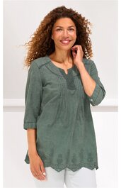 Damenbluse in moosgrün, unifarben mit filigranem Blumen-Stickmuster am Saum, Rundhalsausschnitt mit kleinem V-Schlitz, 3/4 Ärmel mit Gummizug, locker sitzende Passform, getragen von lächelnder stehender Frau