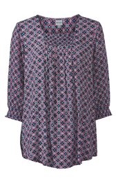 Langärmlige Bluse in Lila mit geometrischem Muster in Blau und Rosa, Rundhalsausschnitt mit kleiner Knopfleiste, weite Passform, leichte Falten am Vorderteil, elastische Bündchen an den Ärmeln