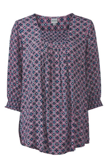 Langärmlige Bluse in Lila mit geometrischem Muster in Blau und Rosa, Rundhalsausschnitt mit kleiner Knopfleiste, weite Passform, leichte Falten am Vorderteil, elastische Bündchen an den Ärmeln