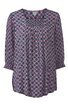 Langärmlige Bluse in Lila mit geometrischem Muster in Blau und Rosa, Rundhalsausschnitt mit kleiner Knopfleiste, weite Passform, leichte Falten am Vorderteil, elastische Bündchen an den Ärmeln