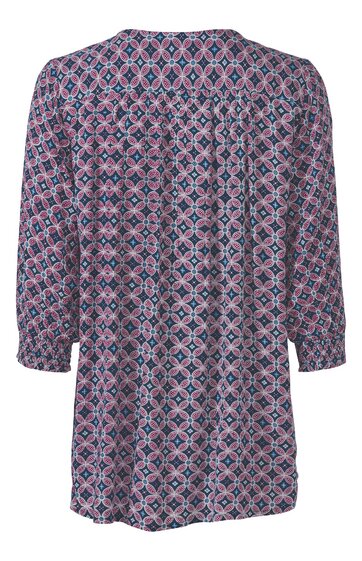 Lang geschnittene Bluse in Rosa und Dunkelblau mit geometrischem Muster, Rundhalsausschnitt, 3/4-langen Ärmeln mit Bündchen, Rückenpasse, locker fallend