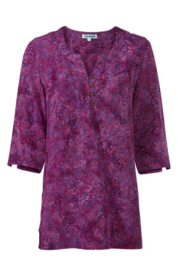 Damenbluse in dunklem Purpur mit pinkfarbenem abstraktem Muster, V-Ausschnitt mit kleiner Knopfleiste, lange Ärmel, gerade geschnitten