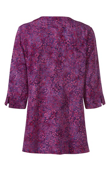 Damenbluse in dunklem Pink mit violettem Blumenmuster, 3/4-Ärmel mit geknöpften Manschetten, rundem Halsausschnitt, locker geschnitten