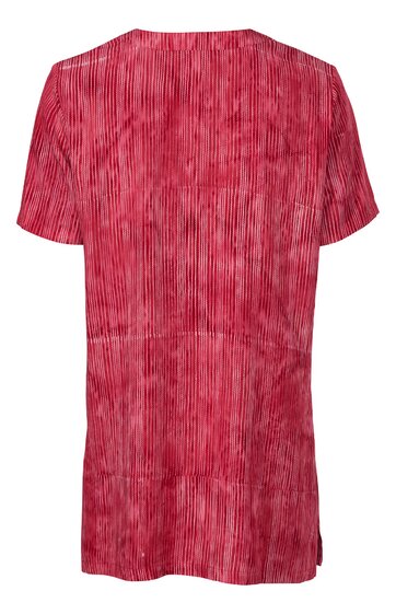 Kurzärmeliges T-Shirt in Dunkelrot mit feinem senkrechtem Streifenmuster, rundem Ausschnitt, gerader Schnitt, Rückenansicht