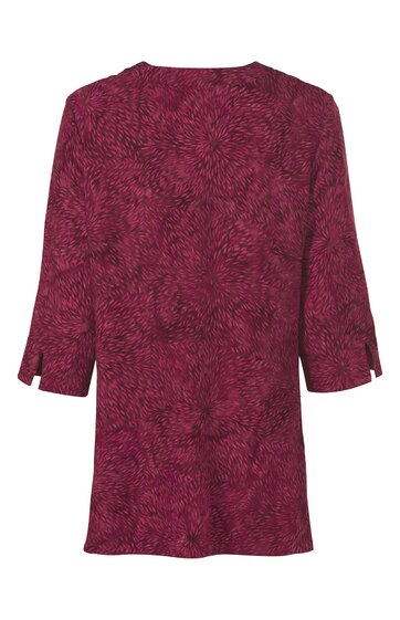 Dunkelrotes Damenoberteil mit schwarz-rostbraunem Blattmuster, rundem Halsausschnitt, 3-4-langen Ärmeln mit kleiner Schlitzöffnung, gerade geschnitten