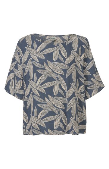 Bluse in gedämpftem Blau mit großem beigen Blattmuster, rundhals, kurze weite Ärmel, lockere Passform