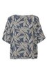 Bluse in gedämpftem Blau mit großem beigen Blattmuster, rundhals, kurze weite Ärmel, lockere Passform