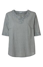 Grau meliertes Kurzarmshirt, rundhalsausschnitt mit kurzem V-Einsatz, Applikationen am Ausschnitt und Ärmelenden, gerade geschnitten