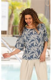 Lockeres Shirt, blau-grau mit großem hellbeigem Blattmuster, Rundhalsausschnitt, halblange weite Ärmel, getragen von lächelnder stehender Frau mit lockerem Haar