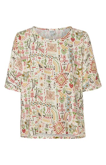 Weißes Kurzarmshirt mit buntem, abstraktem Muster in Rot, Grün und Beige, rundem Kragen, gerade geschnitten, ohne erkennbare Verschlüsse