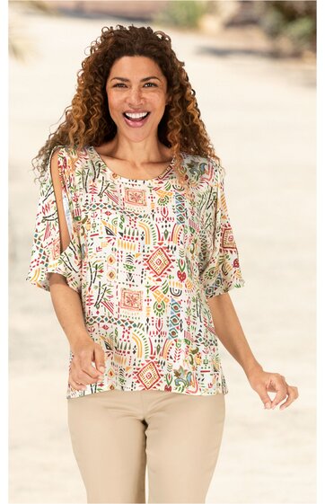 Kurzärmliges Blusenshirt in Creme mit buntem geometrischem Muster, rundem Ausschnitt, lockere Passform, getragen von lächelnder stehender Frau